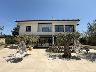Chalet  Caratera de castello d empuries. Elegante propiedad contemporánea en venta con piscina en el cora