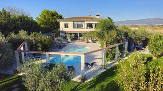 Chalet  Caratera de castello d empuries. Elegante propiedad contemporánea en venta con piscina en el cora