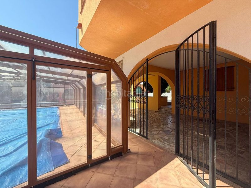 Foto b0f56a49-5b10-4474-a6da-033129d60f95. Casa amb xemeneia calefacció aparcament piscina a Roses