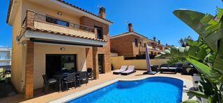 Casa a Puigmal - Mas Nou. Magnífica villa con piscina en empuriabrava  costa brava.