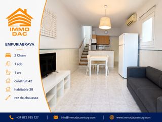 Reihenhaus in Muga - Gran Reserva - Badia. Casa adosada en venta cerca de la playa de empuriabrava.
