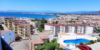 Apartament a Puig Rom-Canyelles-Almadrava. Apartamento reformado en roses con piscine y parking a 500m de l