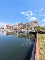 Appartement  Port emporda. Apartamento en venta con gran terraza, vistas al canal en empuri