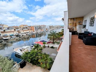 Appartement  Port emporda. Apartamento en venta con gran terraza, vistas al canal en empuri