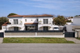 Chalet  Montgri. Casa independiente con piscina y garaje a 100 m de la playa  apa