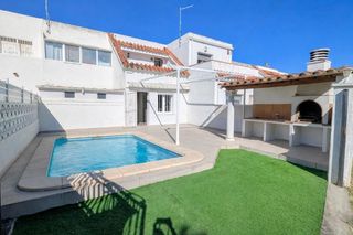 Semi detached house  Montseny. Casa con encanto en venta con licencia turística y piscina en em
