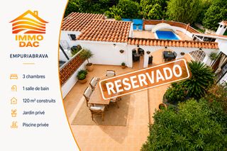 Casa aparellada a Carlit - Montseny. Villa en venta estilo hacienda con piscina cerca de empuriabrava