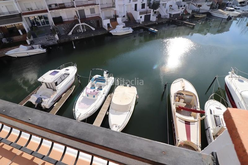 Foto c8a28e9e-a946-4210-8598-a00d942244b7. Piso apartamento totalmente reformado con terraza y vistas al canal . en Empuriabrava