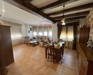 Xalet en Villarta de San Juan. Espectacular chalet en esquina con piscina, garaje y gran zona d
