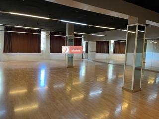 Lloguer Local Comercial a Príncep de Viana-Clot-Xalets Humbert Torres. Local comercial en zona alta