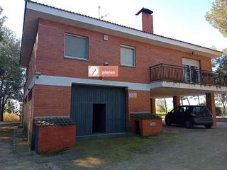 Masía en Vilanova de la Barca. Chalet con dos viviendas independientes, piscina privada y un gr
