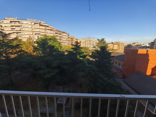Pis a Instituts-Universitat. Amplio piso de 4 habitaciones con excelentes vistas en roca labr