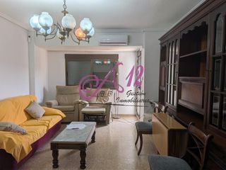 Location Appartement  Carrer de sant vicent màrtir. Piso en alquiler de 3 hab en la creu coberta