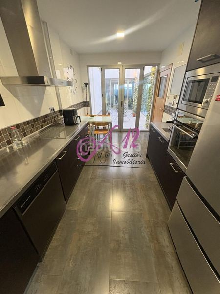 Foto f2c7f973-5754-4197-8bac-aa69f0200d87. Casa amb aparcament a Yecla