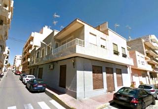 Pis  Carrer crevillent. Estudio home madrid ofrece piso de 104 m2 construidos, según cat