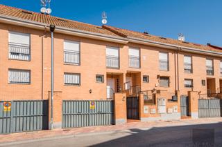 Casa adossada  Calle del olivo. Estudio home madrid ofrece chalét adosado de 241 m² construidos,