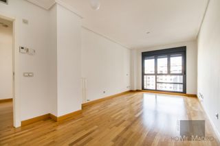 Etagenwohnung in Las Tablas. Estudio home madrid ofrece piso de 89m² construidos según catast