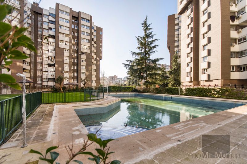 Foto e289e874-56f9-468b-916c-105c0f8ef047. Pis amb calefacció piscina a La Paz Madrid