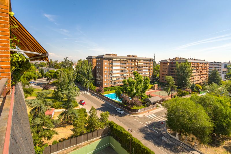 Foto fd9234ad-ccc2-4ab9-b1d2-0dd425f15326. Àtic amb calefacció aparcament piscina a La Paz Madrid