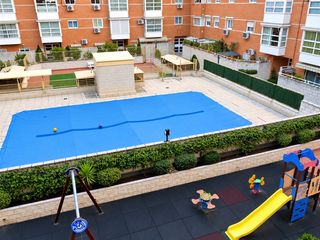 Rent Flat in Las Tablas. Estudio home madrid ofrece amplio piso de 133 m2, con amplia ter
