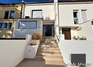 Maison jumelée  Calle de la salvia. Estudio home madrid presenta este magnífico chalet de 233 m², ub