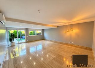 Casa bifamiliare  Calle de la salvia. Estudio home madrid presenta este magnífico chalet de 233 m², ub