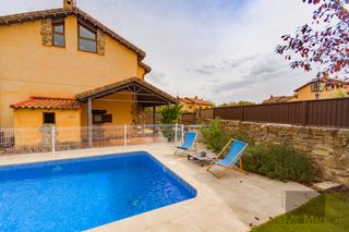Doppelhaus  Calle prado gómez. Estudio home madrid ofrece chalet pareado de 251 m2, con 395 m2