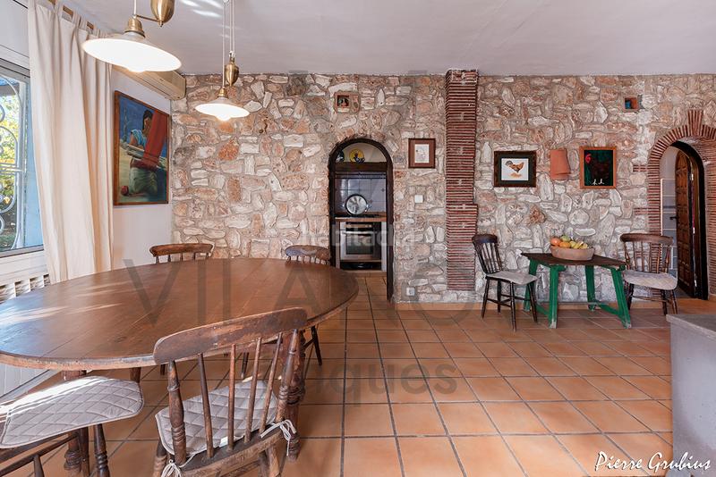 Foto a29a5086-f369-485b-a76c-a6255d742336. Xalet amb xemeneia calefacció aparcament a Centre Miami Platja