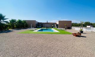 Masia a Llucmajor Interior. Villa contempornea de obra nueva con piscina y tecnologa intel