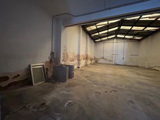 Local commercial à Benetússer. Planta baja con posibilidad de convertir en vivienda..posibilida