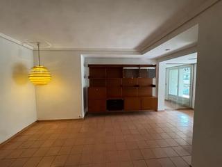 Pis a Nou Moles. Se vende amplia vivienda exterior en patraix para entrara a vivi