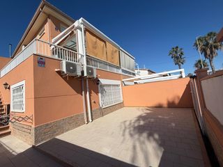 Reihenhaus in Oliva Playa. Acogedora vivienda unifamiliar pareada a pocos metros de la play