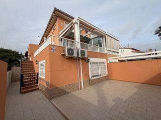 Casa adossada en Oliva Playa. Acogedora vivienda unifamiliar pareada a pocos metros de la play