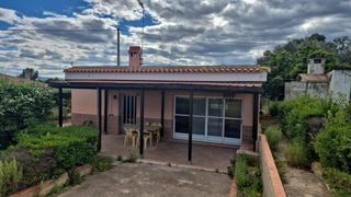 Chalet in Godelleta. Chale con amplia parcela ideal para vivir o  veranear