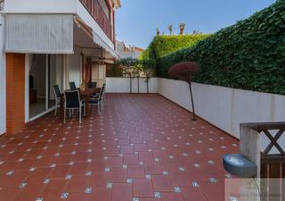 Apartament a Fenals. Platja daroapartamento