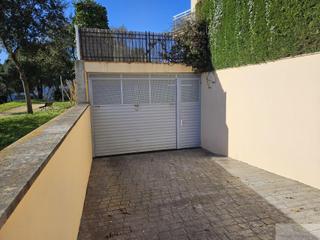 Aparcament cotxe  Enric morera. Platja darogaraje