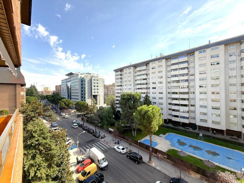 Foto 7c7608bd-6bf9-4b8c-9ace-cb49e8a2f325. Pis amb piscina a La Paz Madrid