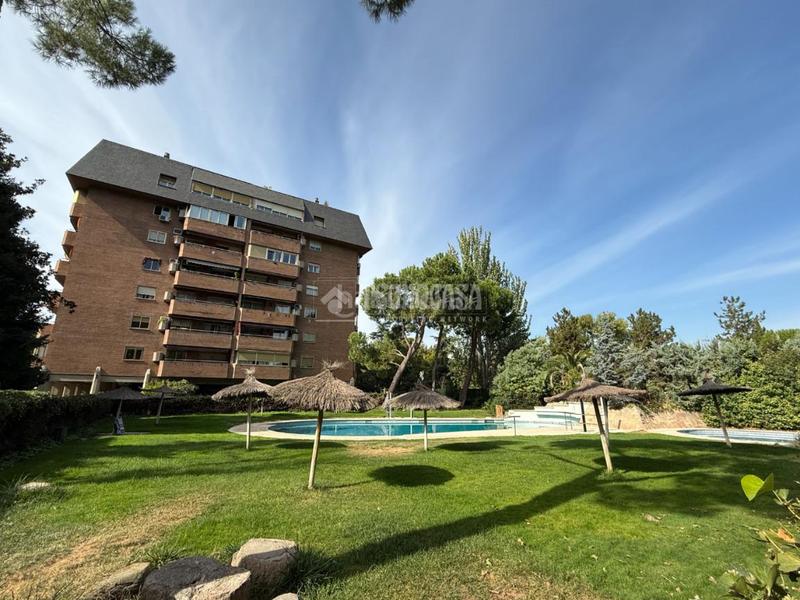 Foto b4be0583-d4ff-4c28-b95d-18472e952f6d. Pis amb piscina a La Paz Madrid