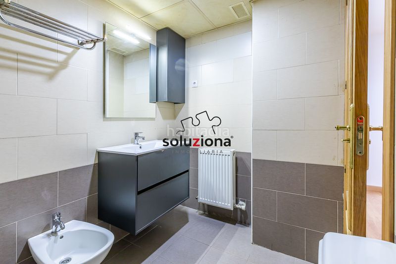 Foto 684e6c5a-5ff3-4cbf-bf77-be71bacd93ac. Piso  en venta en El Bercial, : con ascensor, garaje y trastero en Getafe