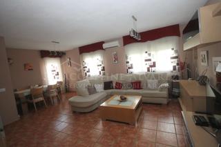 Casa adossada a Señorío de Illescas. Chalet adosado de 3 plantas, 5 dormitorios, 3 baños, garaje, zon