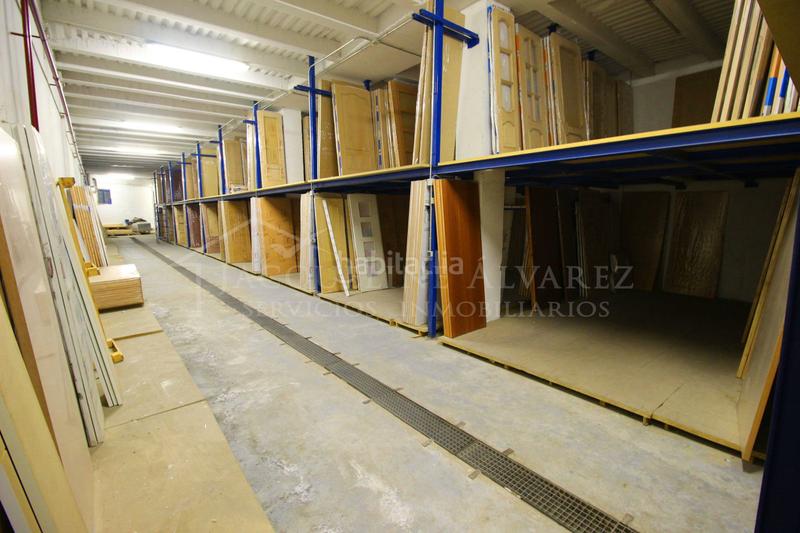 Foto 2d6369bb-6d2e-47df-a885-9755338a8e08. Nave industrial  en poligono industrial este. 835 metros, dos plantas con montacargas y oficina. en Parla