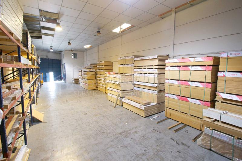 Foto 5fe2b660-a367-4f81-a5f2-fb961dfe384d. Nave industrial  en poligono industrial este. 835 metros, dos plantas con montacargas y oficina. en Parla