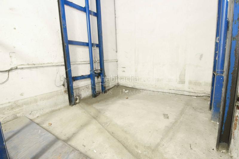 Foto 771d96ef-fb13-45c6-8045-eb09975cce55. Nave industrial  en poligono industrial este. 835 metros, dos plantas con montacargas y oficina. en Parla