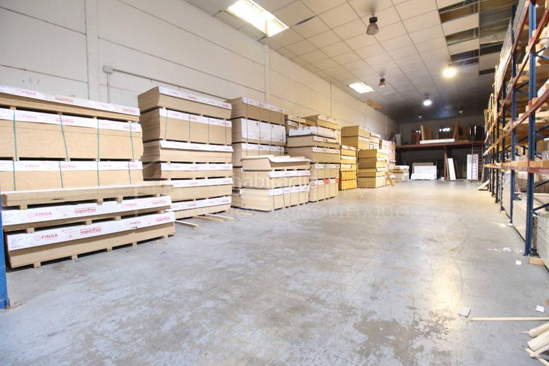 Foto 82368729-c0ef-488c-b170-42612b91ac53. Nave industrial  en poligono industrial este. 835 metros, dos plantas con montacargas y oficina. en Parla