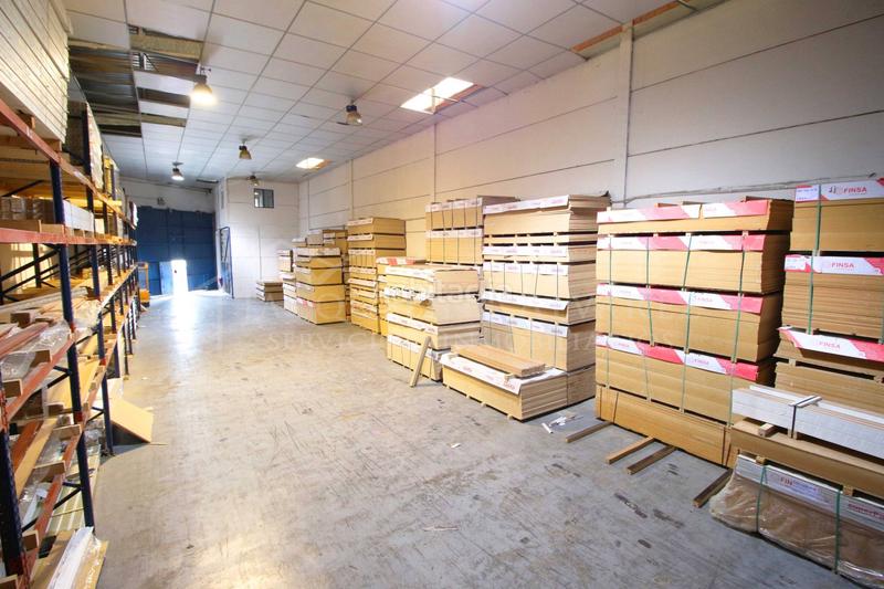Foto b5b8fc2d-d109-4ed4-807c-8d6f687dd76b. Nave industrial  en poligono industrial este. 835 metros, dos plantas con montacargas y oficina. en Parla