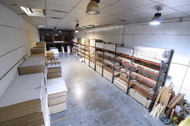 Foto c21c576f-0f8e-4039-be7a-f57a1c8e74e4. Nave industrial  en poligono industrial este. 835 metros, dos plantas con montacargas y oficina. en Parla