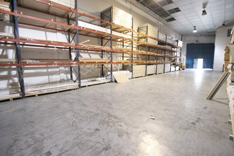 Foto e77859c8-6137-458c-a863-115d79793532. Nave industrial  en poligono industrial este. 835 metros, dos plantas con montacargas y oficina. en Parla