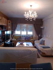 Chalet à Cedillo del Condado. Encantadora casa adosada en esquina con amplio espacio exterior
