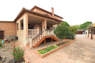 Chalet  Avenida don quijote. Chalet independiente con piscina y parcela en los pradillos, yel