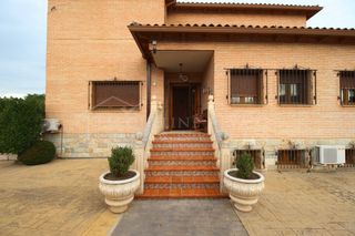 Chalet  Avenida don quijote. Chalet independiente con piscina y parcela en los pradillos, yel